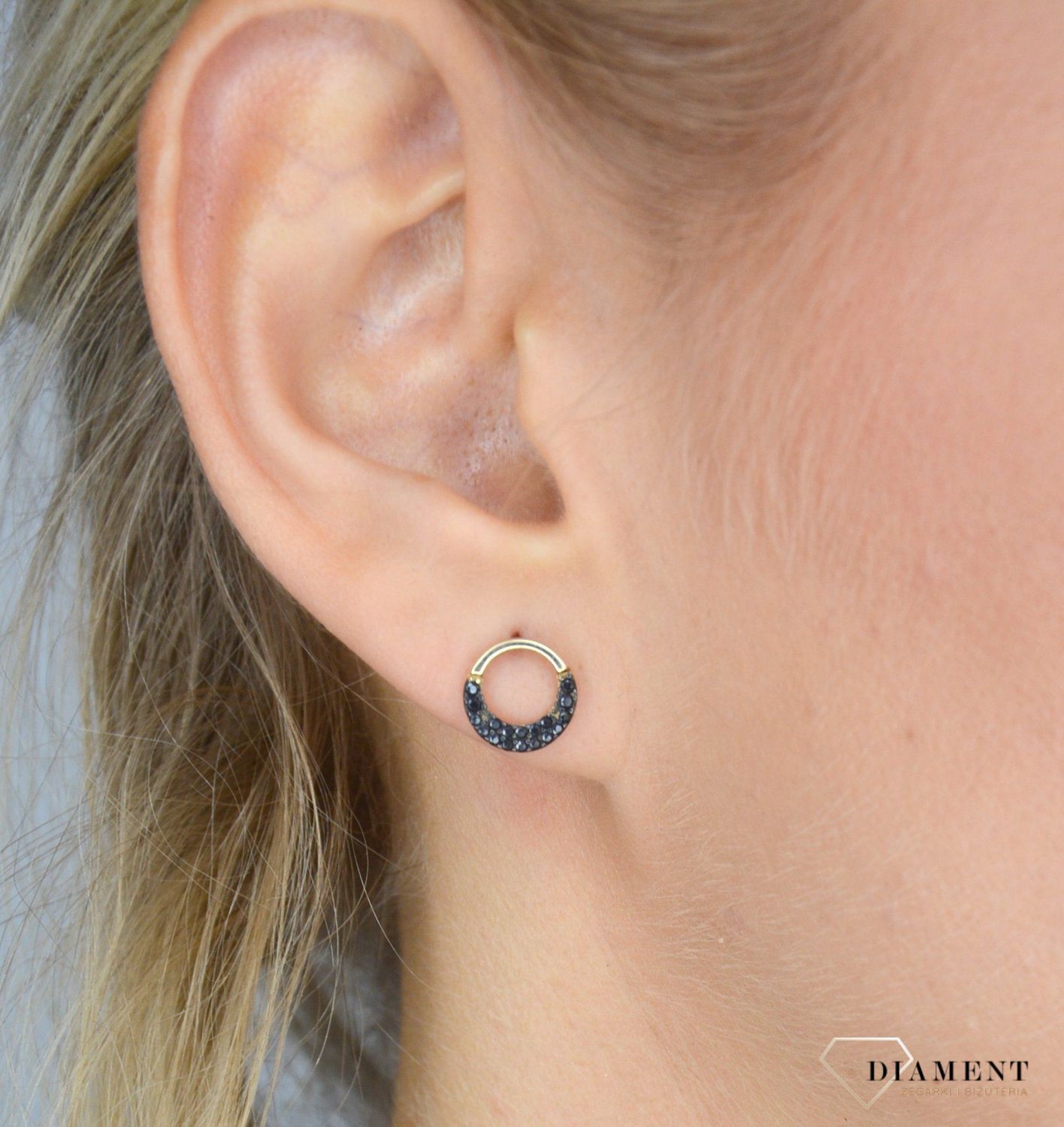 Złote kolczyki 333 czarne cyrkonie na sztyft.jpg